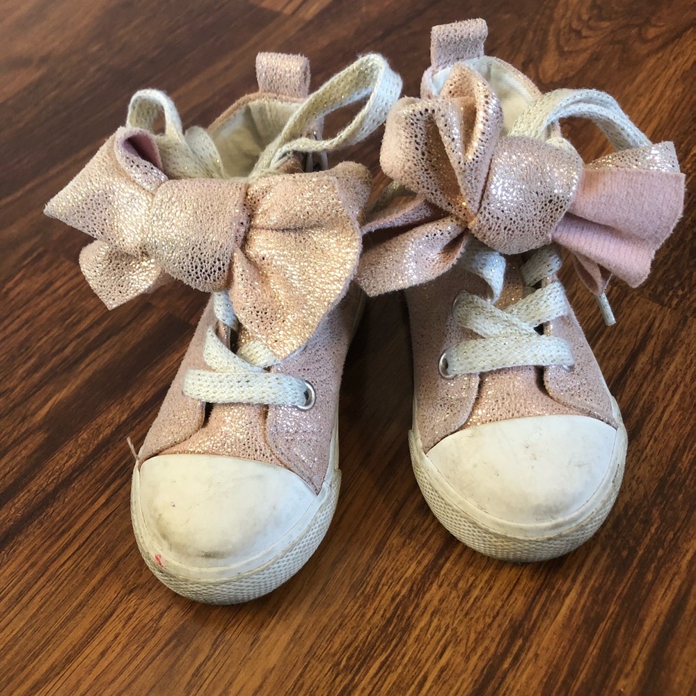 Pink bow sneakers